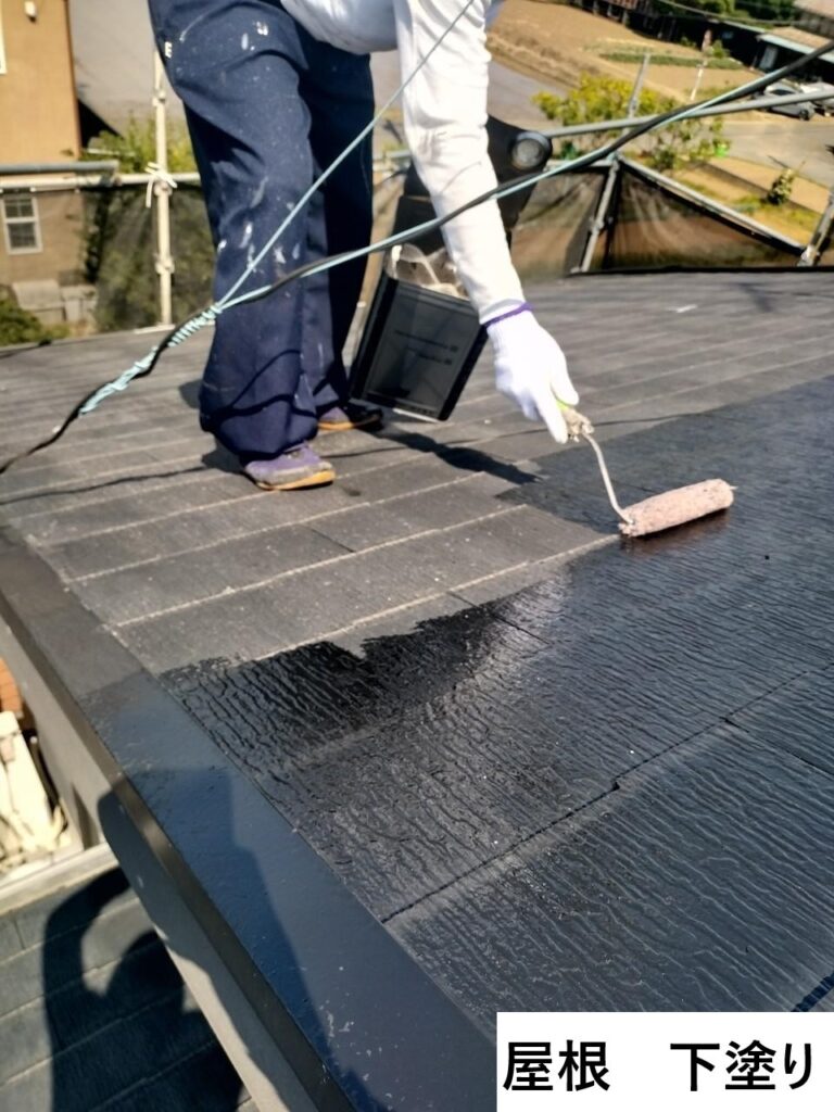 屋根の下塗りを行います。<br />
屋根塗装の目的は外観の美しさを維持するほか、屋根の劣化を防ぎ雨漏りを防止することなどがあります。